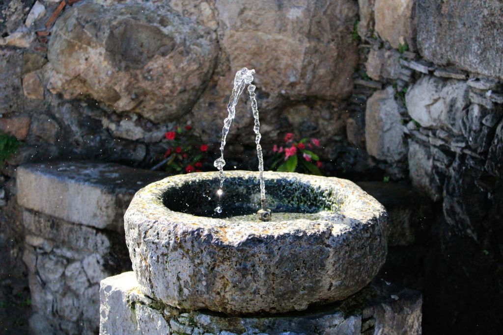 Brunnen © Pixabay 2020 / Foto: Rosy_Photo