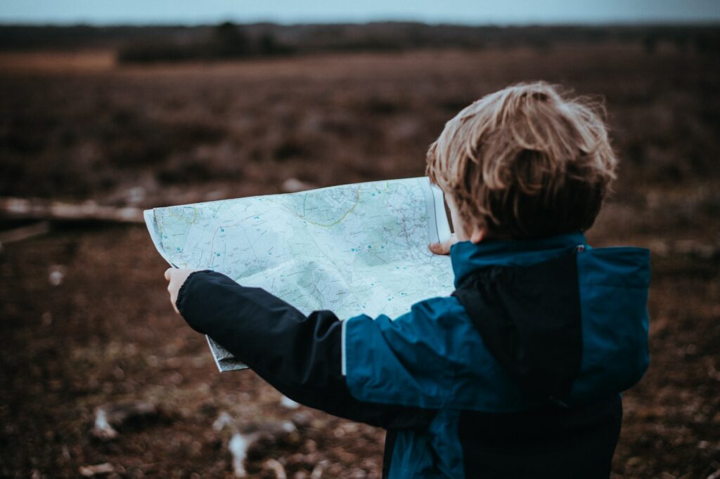 Ein Kind, das eine Landkarte hält. Publikationspartner finden