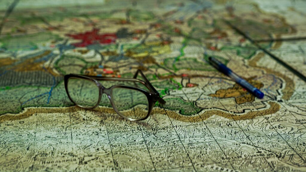 Eine Brille auf einer Landkarte. Deutsche Bildungsrepublik