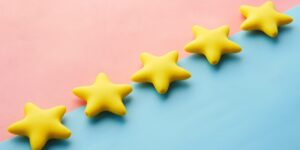 5 Sterne vor einem blau-pinken Hintergrund. Open Access Qualitätssicherung