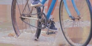 Ein Fahrrad, dass über eine überschwemmte Straße fährt