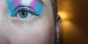 Person mit Lidschatten in den Farben der Transgenderflagge