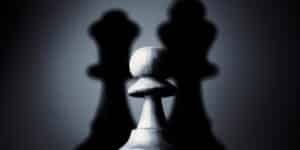 Schach: ein weißer Bauer vor zwei schwarzen Figuren