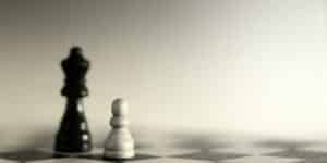 Schach: ein weißer Bauer und eine schwarze Königin