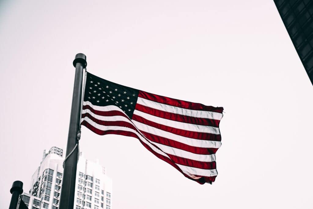 USA-Flagge vor schwarz-weißem Hintergrund