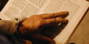 Eine Hand über der Torah
