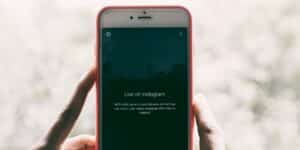 Smartphone mit geöffneter Instagram-App: auf dem Bildschirm steht "Live on Instagram"