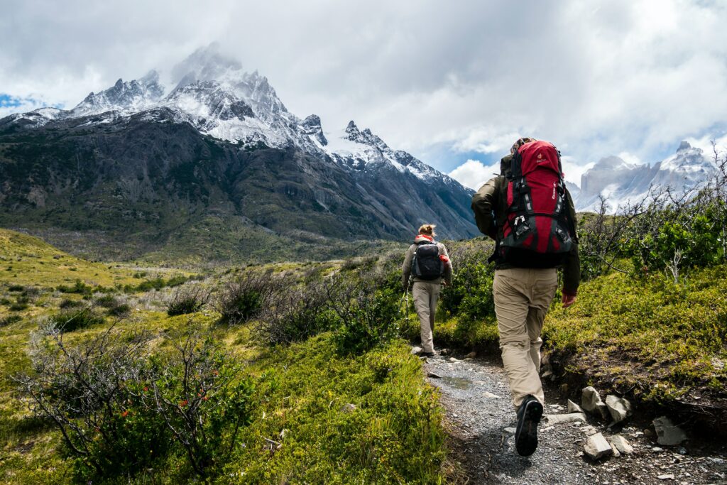 Person mit Rucksack wandert im Gebirge Heldenreise