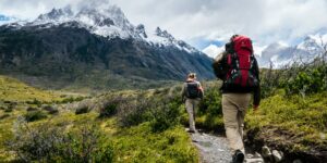 Person mit Rucksack wandert im Gebirge Heldenreise