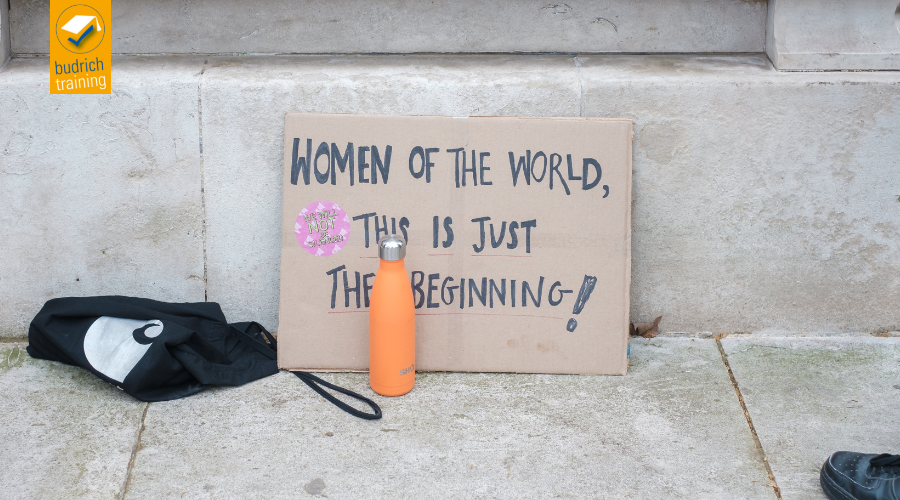 Protestschild lehnt an Wand mit der Aufschrift "Women of the world this is just the beginning!"