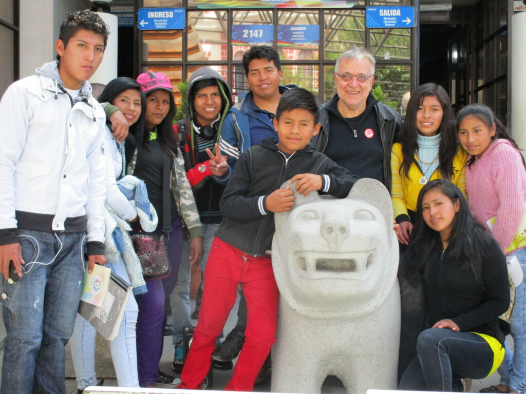 Gruppenfoto mit Budrich-Autor Manfred Liebel und Kindern in Bolivien