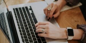 Frau schreibt auf Laptop. Gute Struktur