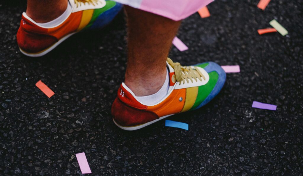 Person mit bunten Schuhen. DEI-Report 2024