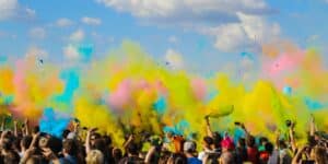 Holi Festival bunte Menschen. Jahresbericht für Diversität Gleichberechtigung und Inklusion