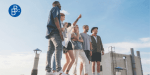 Gruppe junger Menschen auf Dach. promotion 2025 Blog