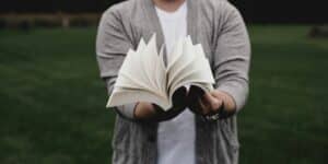 Mann blättert in Buch. Veröffentlichen in der Sozialen Arbeit