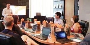 Besprechung im Büro. Manuskript beim Verlag einreichen